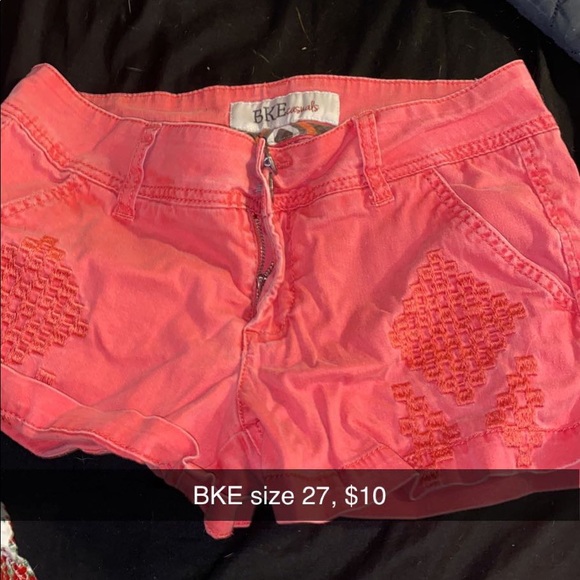 Woman’s shorts - Picture 9 of 12